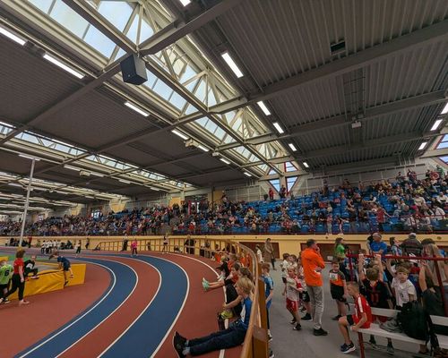 Eine gute gefüllte Leichtathletik-Halle im Chemnitzer Sportforum bei Finale des Nachwuchs-Sprintcups