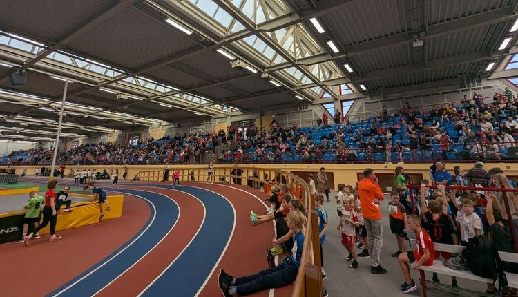 Eine gute gefüllte Leichtathletik-Halle im Chemnitzer Sportforum bei Finale des Nachwuchs-Sprintcups