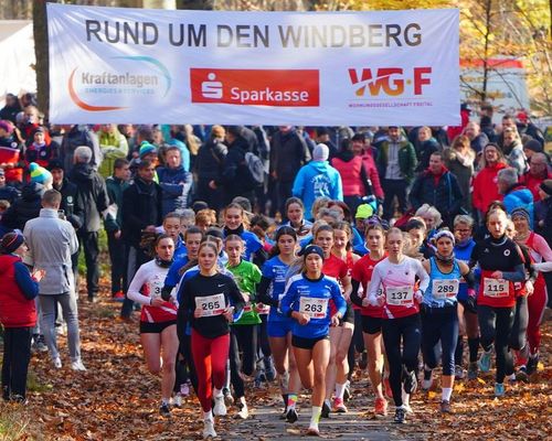 Gabriele Honscha und EM-Teilnehmer Tom Förster gewinnen beim Windberg-Cross